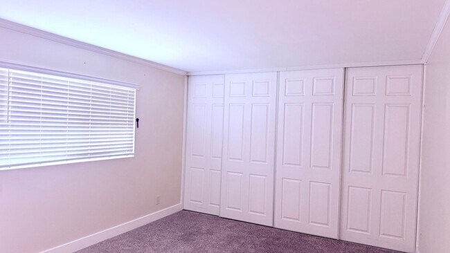 Building Photo - Large 1 Bedroom in Quiet Gated Community