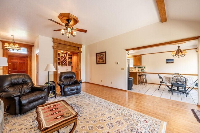 Foto del edificio - Beautiful 3 bed 2 bath home with garage for rent