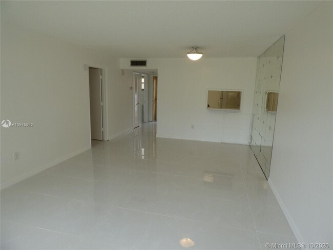 Building Photo - 1551 NE Miami Gardens Dr
