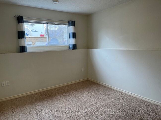Building Photo - 3 Bed 1 Bath Unit in Olds, AB