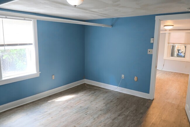 Foto del edificio - 305 Rindge Ave