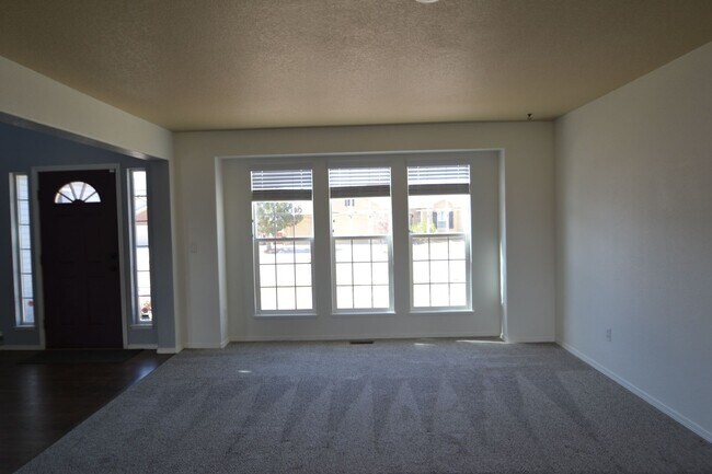 Building Photo - 6 Bed, 3.5 Bath Home Available Now!