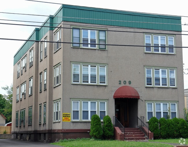 Building Photo - 207 Main St