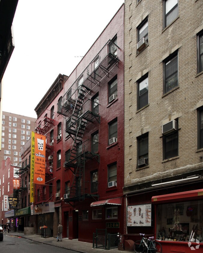 Building Photo - 13-15 Pell St