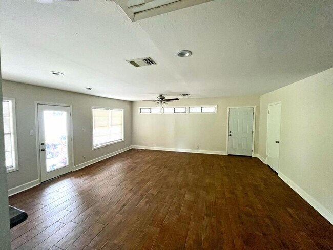 Foto del edificio - 701 Gardenia Ln