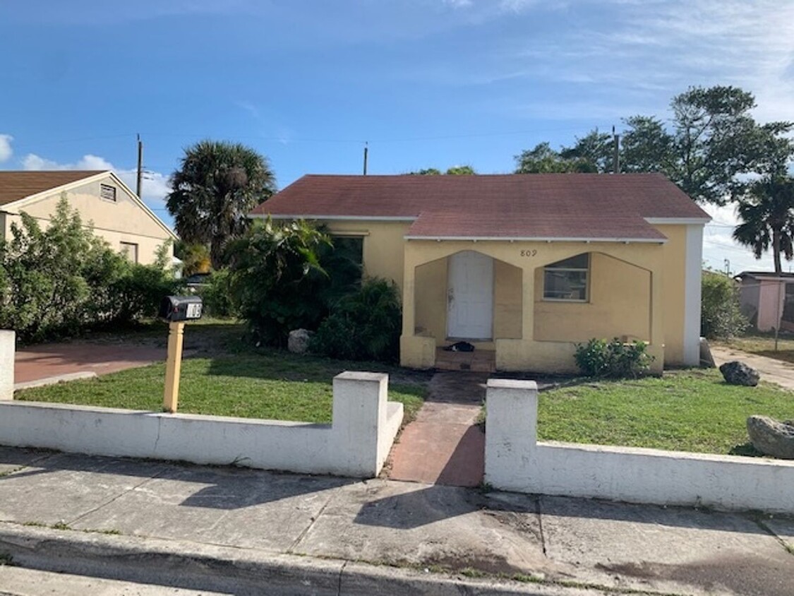 Primary Photo - 4 Bedroom 2.5 Bathroom SF House