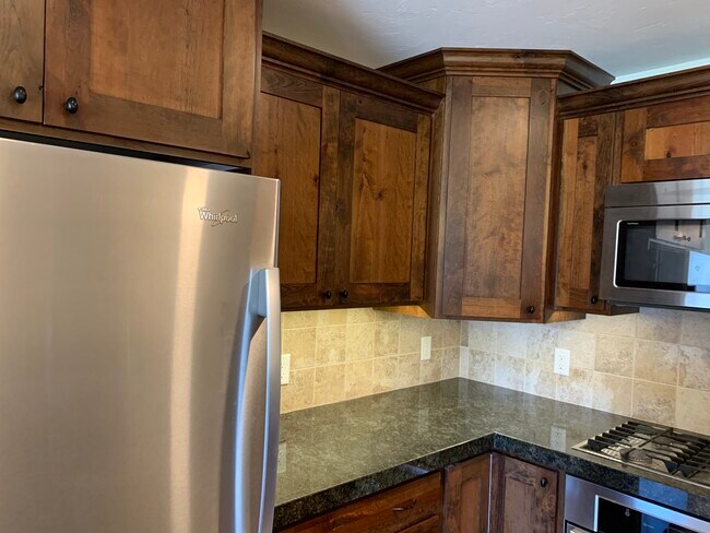 Kitchen (Refrigerator, Microwave, Gas Range, Oven) - 11093 S Hampton Way