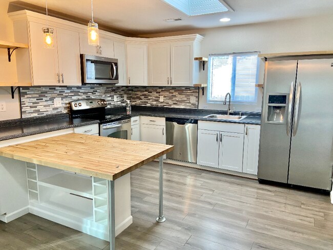 Building Photo - 305 Redwood Dr