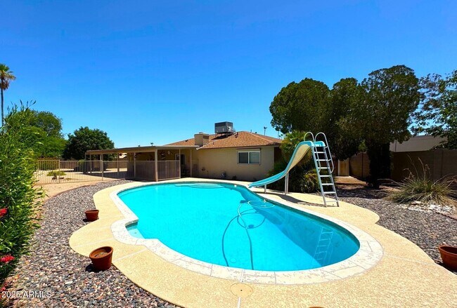 Foto del edificio - 3625 E Garden Dr