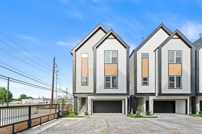 Foto del edificio - 5207 Pine Tree Dr