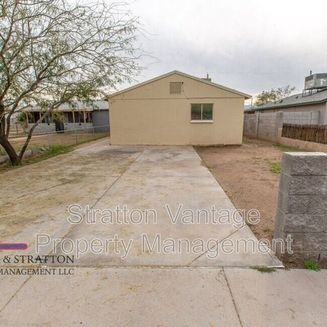 Building Photo - 2747 E Mobile Ln