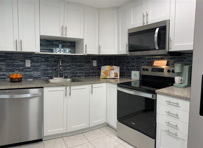 Building Photo - 2625 Collins Ave