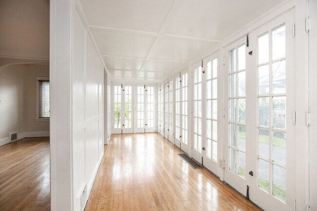 Foto del edificio - 3300 Dellwood Rd
