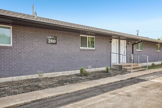 Building Photo - 2810 Cedar Cir