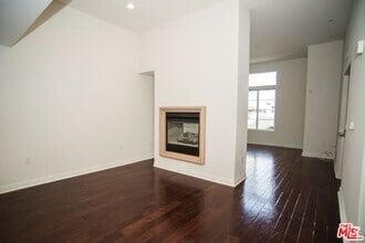 Building Photo - 5831 Seawalk Dr