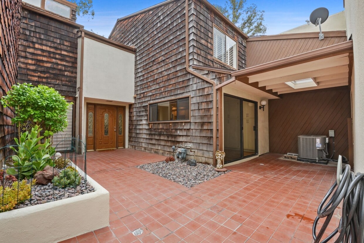 Primary Photo - Beautiful four bedroom, three bath, townhouse available for rent. A must see.