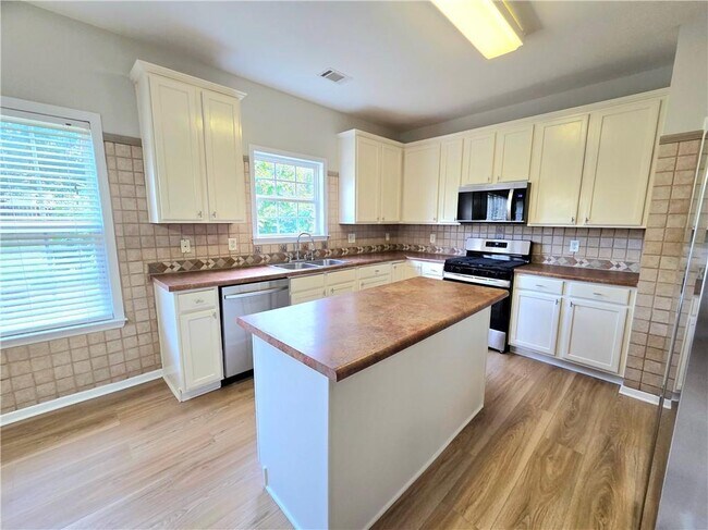 Foto del edificio - 621 Roxtree Ct NE