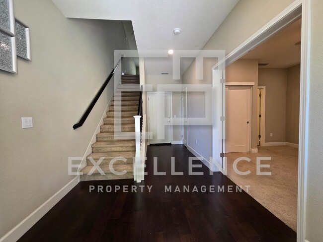 Building Photo - 3 Story Home - 2 Master Bedrooms - Spaciou...