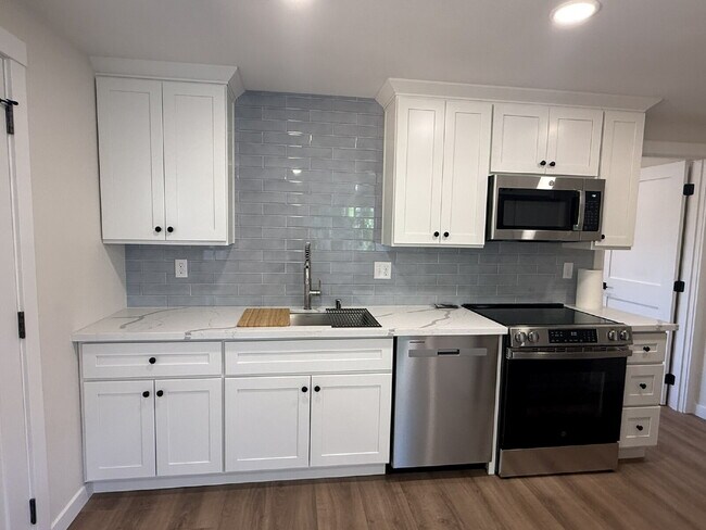 Building Photo - Charming 1-Bed Retreat in Kent: Cozy 460 Sq Ft Unit with Full Bath!