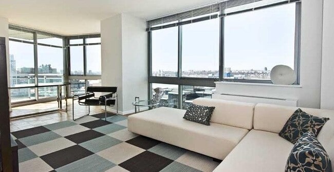 Building Photo - 505 W 37th St