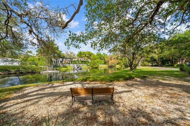 Foto del edificio - 1550 Taragona Dr