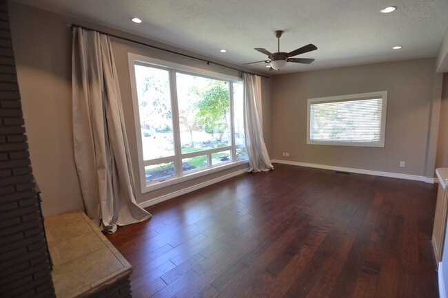 Building Photo - 2556 Solar Dr S