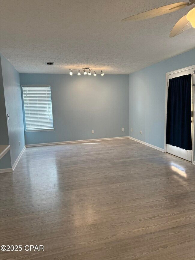 Foto del edificio - 17690 Front Beach Rd