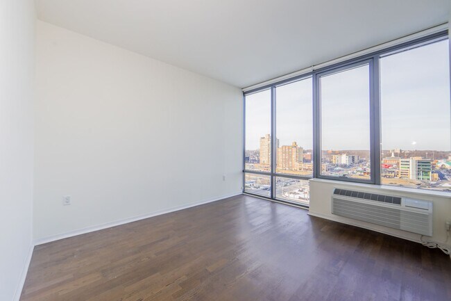 Building Photo - Hudson Lights (2/Bdrm Corner NYC Views)