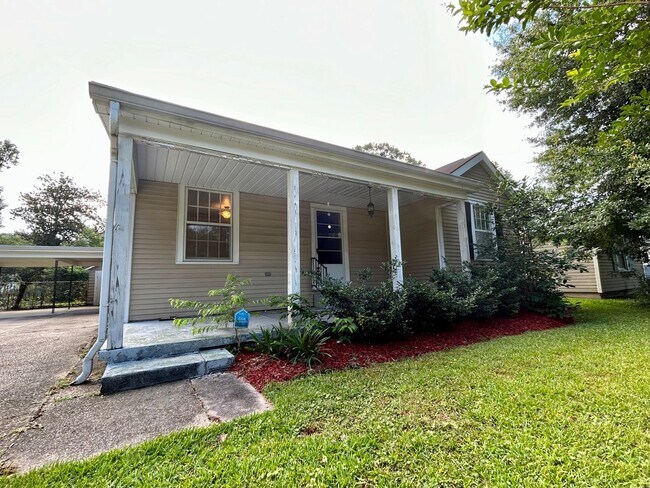 Building Photo - Unique 3 Bedroom Home Located Across from ...
