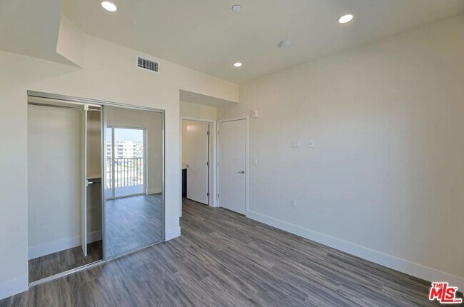 Building Photo - 1037 Dewey Ave