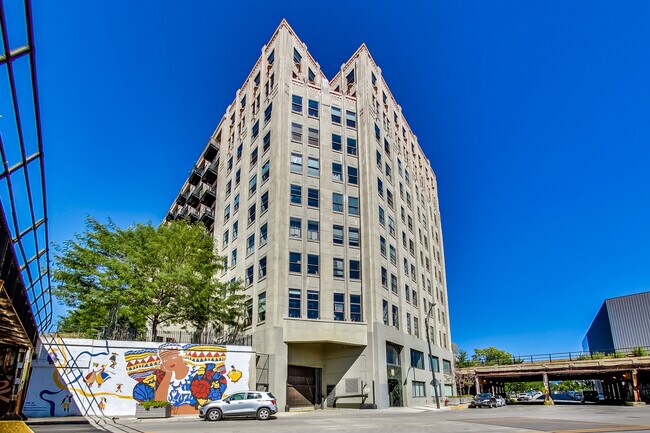 Foto del edificio - 1550 S Blue Island Ave