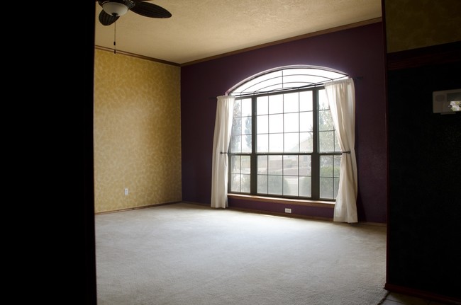 Building Photo - 10505 Hackamore Place Southwest