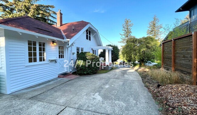 Building Photo - Unique Large 3BD I 2BA Home - Near Gabriel Park!