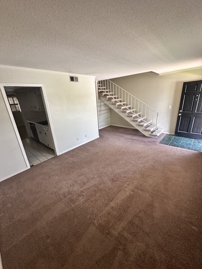 Building Photo - 102 Country Club Dr