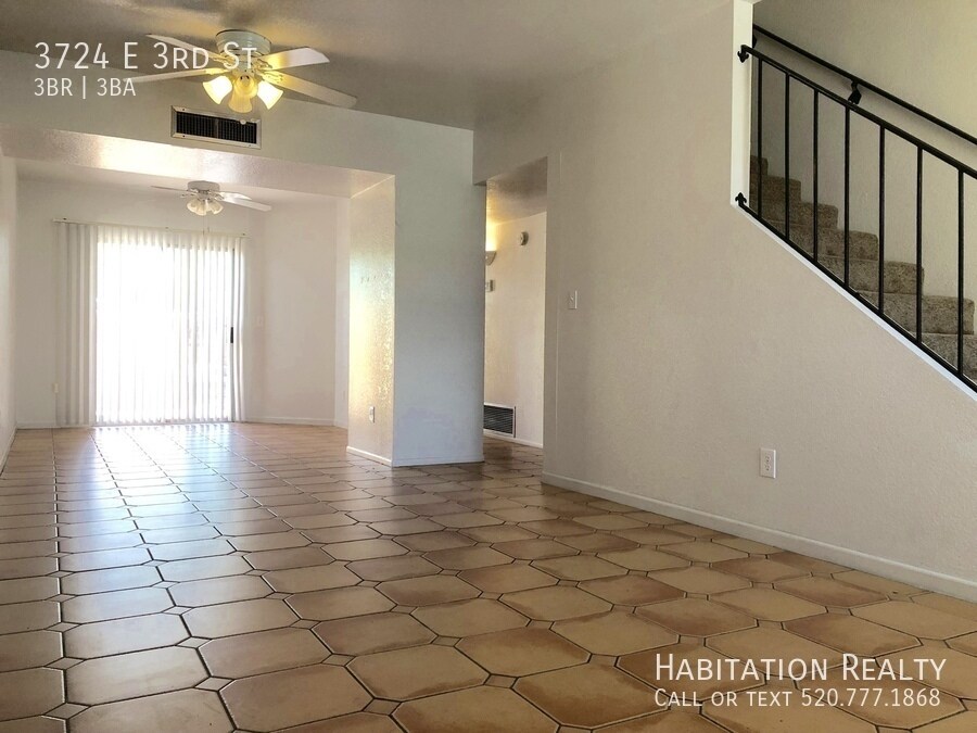 Foto principal - End unit Condo with Fenced Yard, Located o...