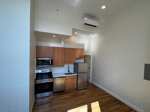 Building Photo - 6 Blossom St