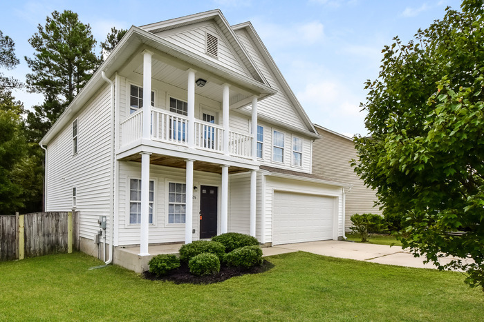 Foto del edificio - 6-Bedroom Chapin Home