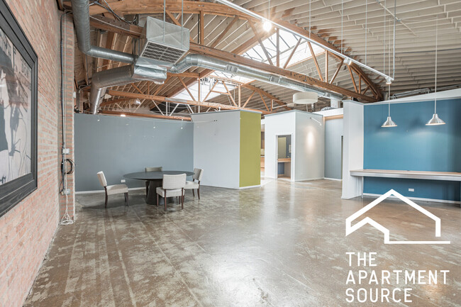 Building Photo - 2015 S Racine Ave