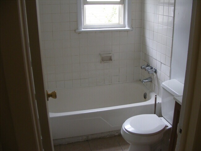 Baño - 268 Forrest St