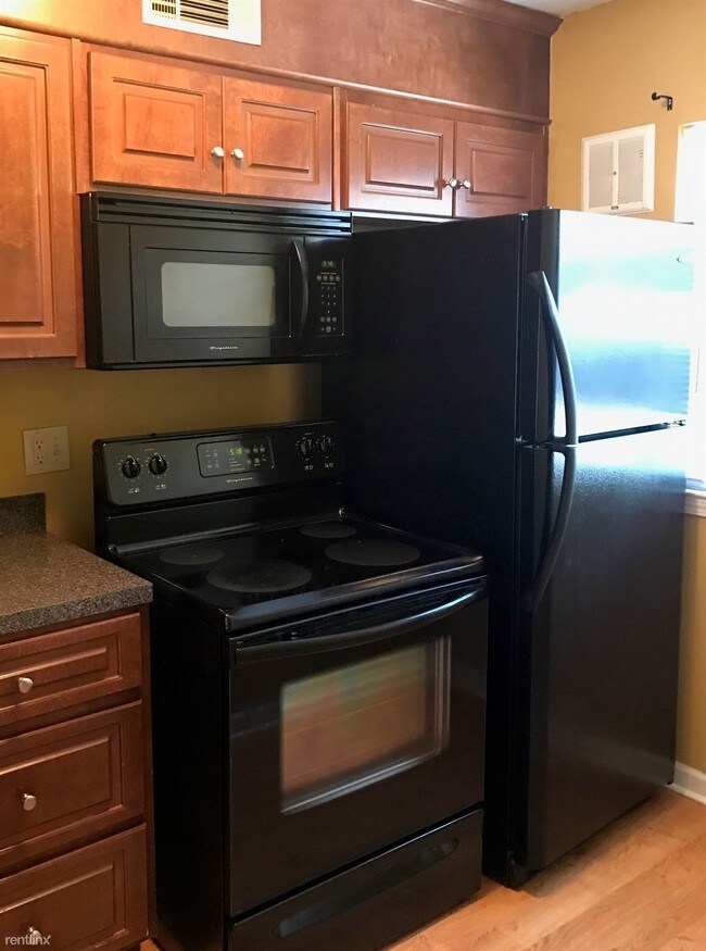Building Photo - 1 br, 1.5 bath Condo - 2632 Berkshire Rd