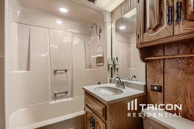 Foto del edificio - 15028 Holiday Ct