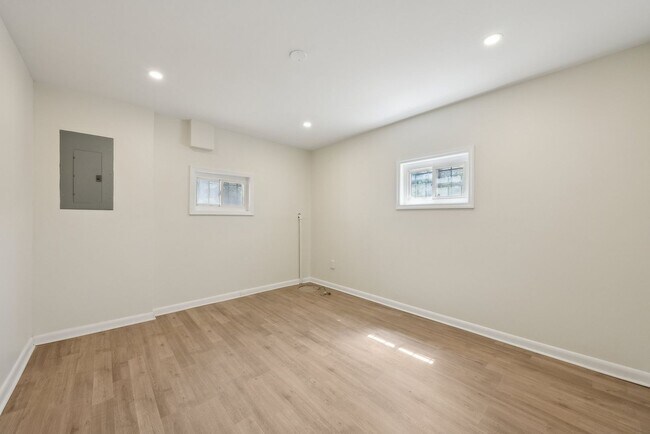 Building Photo - Spacious & Renovated Rental Home on Oversi...