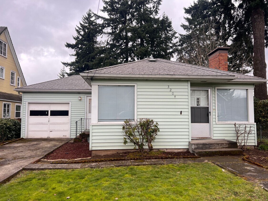 Foto principal - APPLICATION PENDING - Charming Two Bedroom...