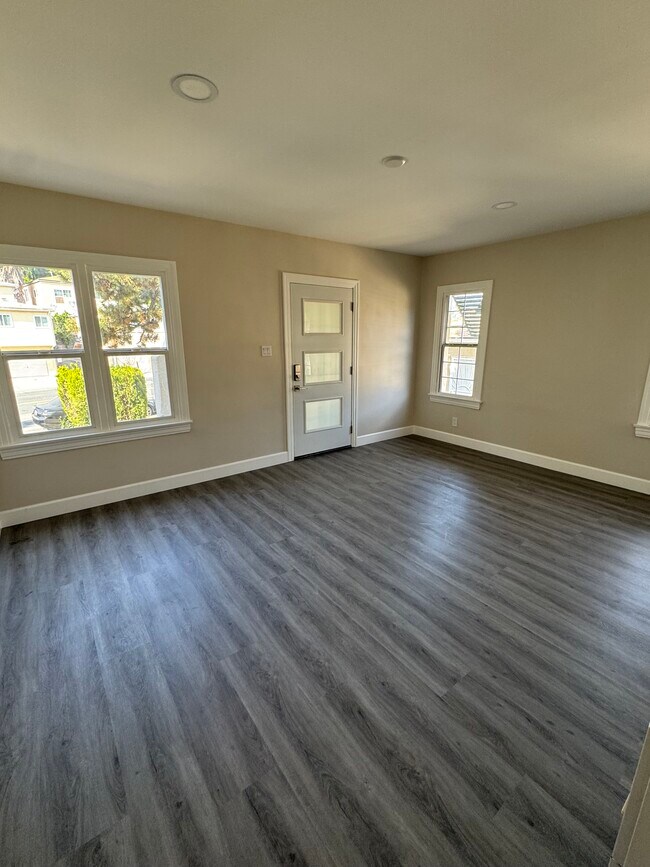 Foto del edificio - 1468 E Chevy Chase Dr