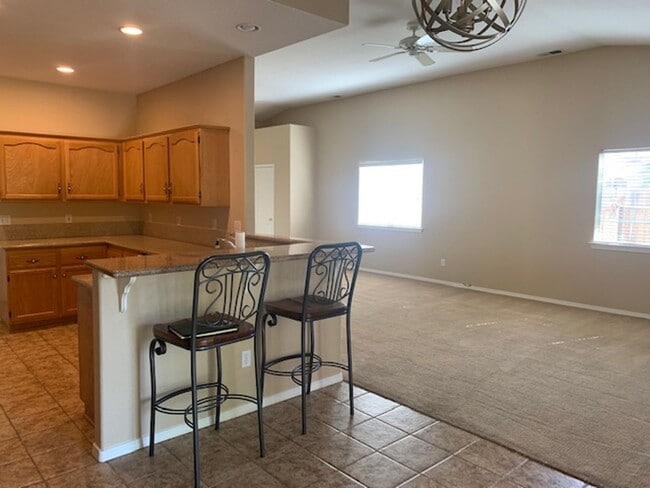 Foto del edificio - 3 Bedroom, 2 Bath Home with attached 3 car...