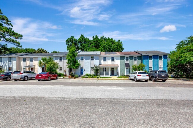Building Photo - Stunning Mt Pleasant Town House!