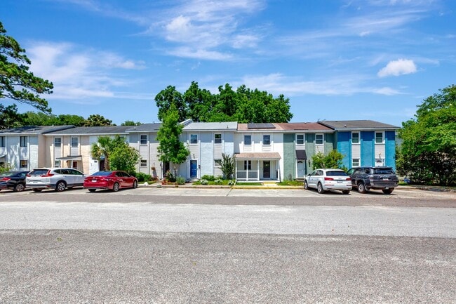 Foto del edificio - Stunning Mt Pleasant Town House!