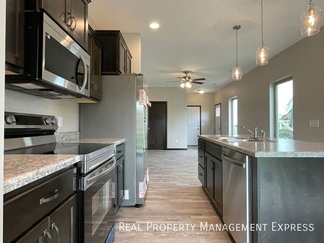 Building Photo - 3 Bed 2.5 Bath Townhome w/ Two-Stall Garage in Western SF