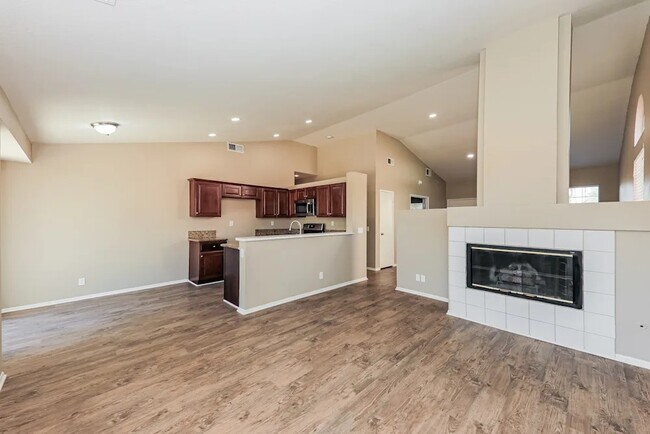 Foto del edificio - 3346 N Carnation Dr