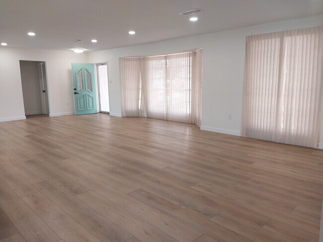 Foto del edificio - 6312 Mosby Pl